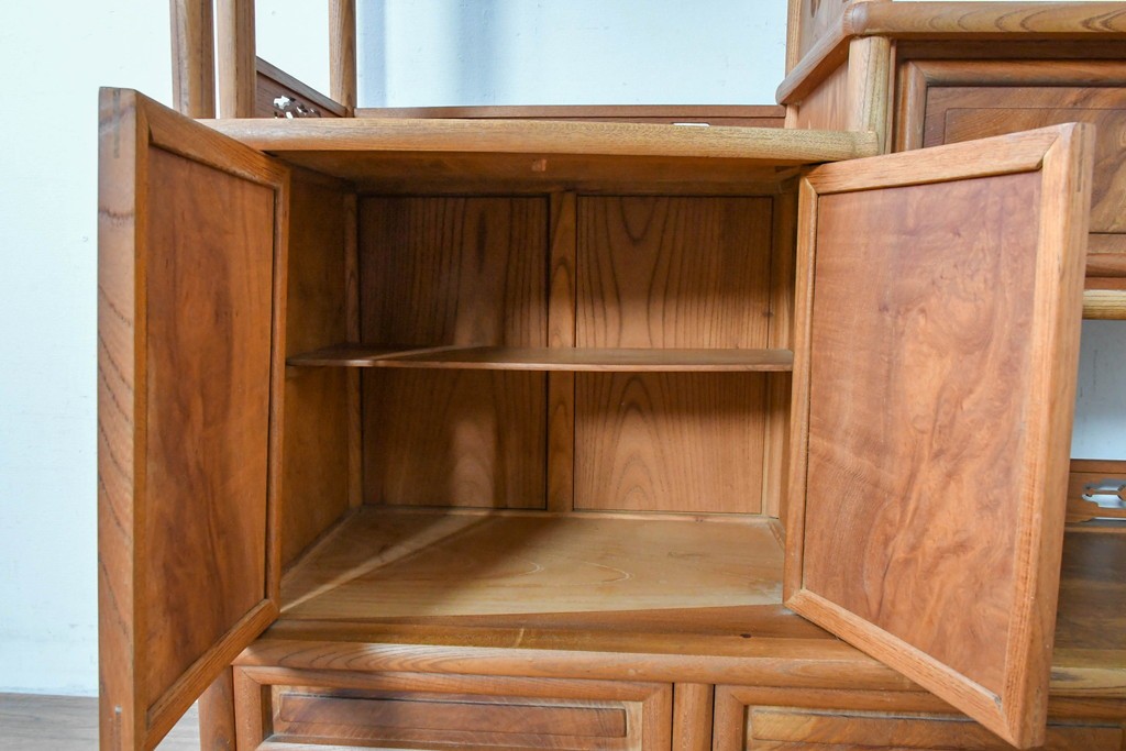 和製ヴィンテージ　国産職人手作り　総欅(ケヤキ)材　透かし彫りが上品な茶棚　(R-086845)