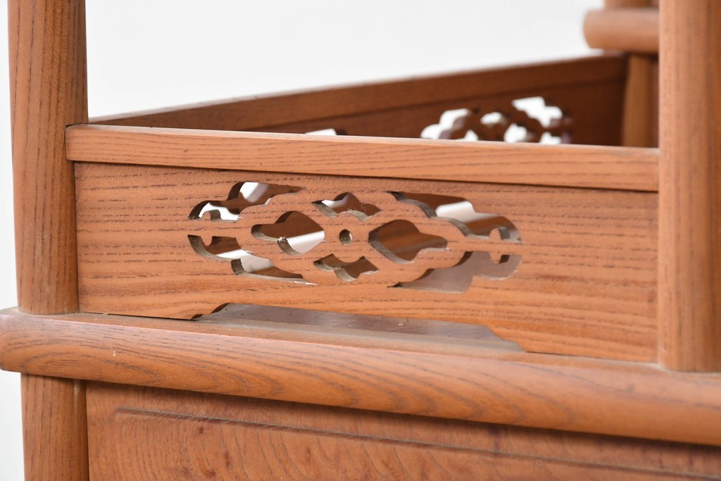 和製ヴィンテージ　国産職人手作り　総欅(ケヤキ)材　透かし彫りが上品な茶棚　(R-086845)