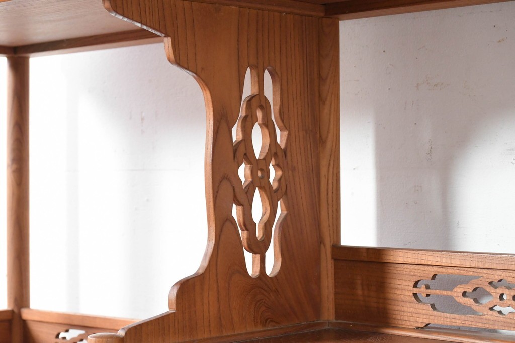 和製ヴィンテージ　国産職人手作り　総欅(ケヤキ)材　透かし彫りが上品な茶棚　(R-086845)