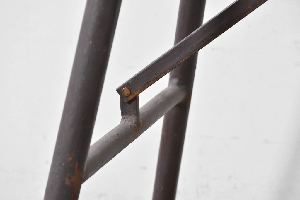 和製ヴィンテージ　建築足場をリメイクした無骨な折りたたみ式作業台　(R-086847)