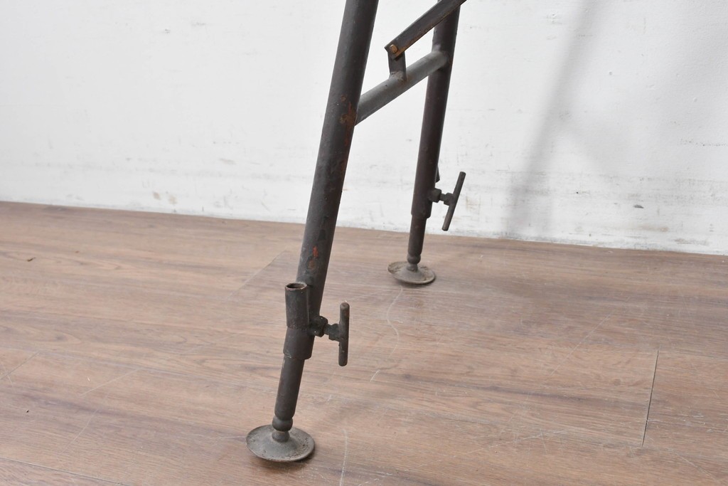 和製ヴィンテージ　建築足場をリメイクした無骨な折りたたみ式作業台　(R-086847)