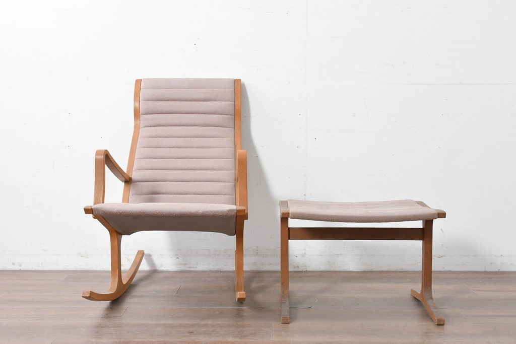 中古　天童木工(Tendo)　ヘロン(HERON)シリーズ　継ぎ目のないサイドフレームが特徴のロッキングチェアとオットマンのセット　(R-086851)