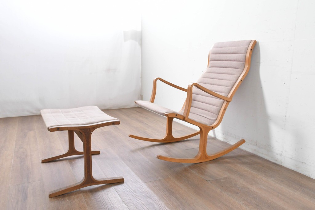 中古　天童木工(Tendo)　ヘロン(HERON)シリーズ　継ぎ目のないサイドフレームが特徴のロッキングチェアとオットマンのセット　(R-086851)