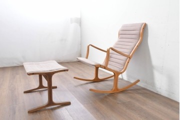 中古　天童木工(Tendo)　ヘロン(HERON)シリーズ　継ぎ目のないサイドフレームが特徴のロッキングチェアとオットマンのセット　(R-086851)