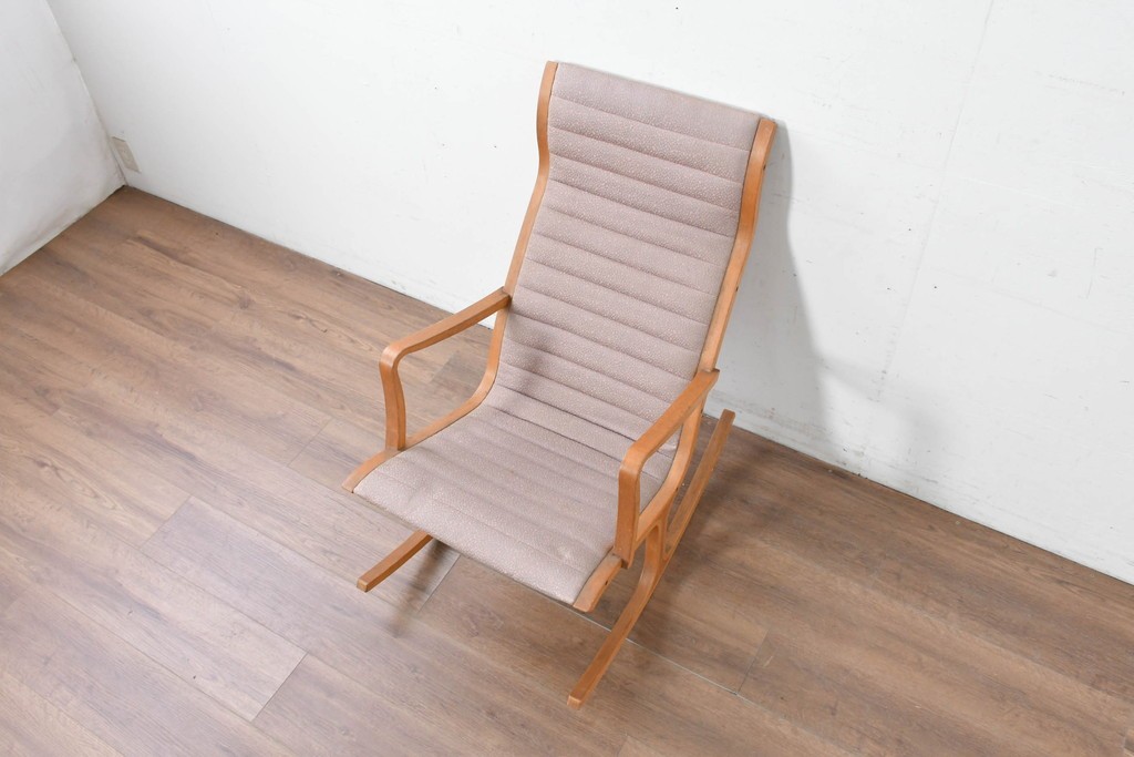 中古　天童木工(Tendo)　ヘロン(HERON)シリーズ　継ぎ目のないサイドフレームが特徴のロッキングチェアとオットマンのセット　(R-086851)