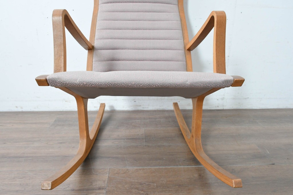 中古　天童木工(Tendo)　ヘロン(HERON)シリーズ　継ぎ目のないサイドフレームが特徴のロッキングチェアとオットマンのセット　(R-086851)