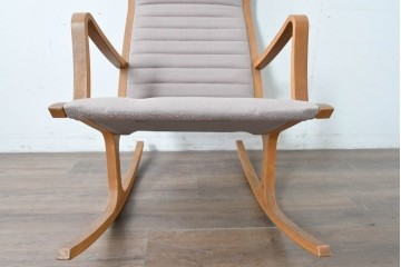 中古　天童木工(Tendo)　ヘロン(HERON)シリーズ　継ぎ目のないサイドフレームが特徴のロッキングチェアとオットマンのセット　(R-086851)