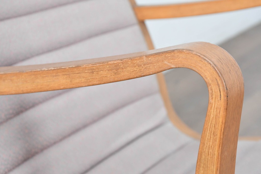 中古　天童木工(Tendo)　ヘロン(HERON)シリーズ　継ぎ目のないサイドフレームが特徴のロッキングチェアとオットマンのセット　(R-086851)