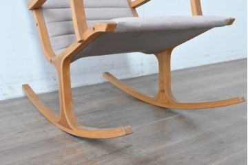 中古　天童木工(Tendo)　ヘロン(HERON)シリーズ　継ぎ目のないサイドフレームが特徴のロッキングチェアとオットマンのセット　(R-086851)