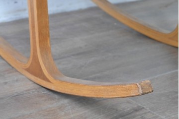 中古　天童木工(Tendo)　ヘロン(HERON)シリーズ　継ぎ目のないサイドフレームが特徴のロッキングチェアとオットマンのセット　(R-086851)