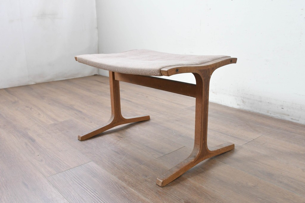 中古　天童木工(Tendo)　ヘロン(HERON)シリーズ　継ぎ目のないサイドフレームが特徴のロッキングチェアとオットマンのセット　(R-086851)