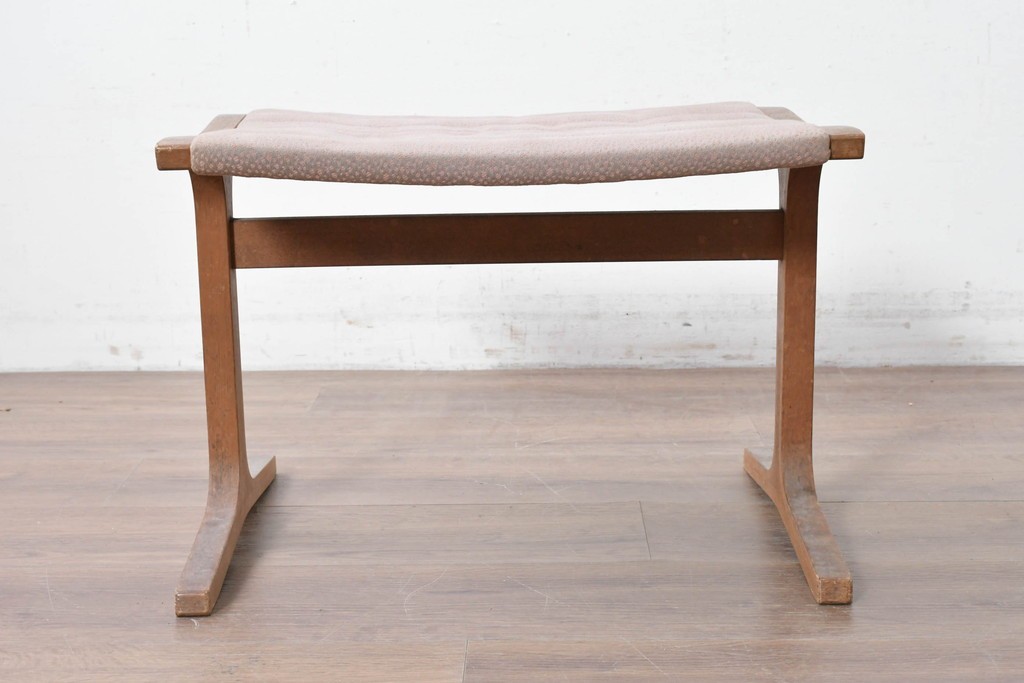 中古　天童木工(Tendo)　ヘロン(HERON)シリーズ　継ぎ目のないサイドフレームが特徴のロッキングチェアとオットマンのセット　(R-086851)