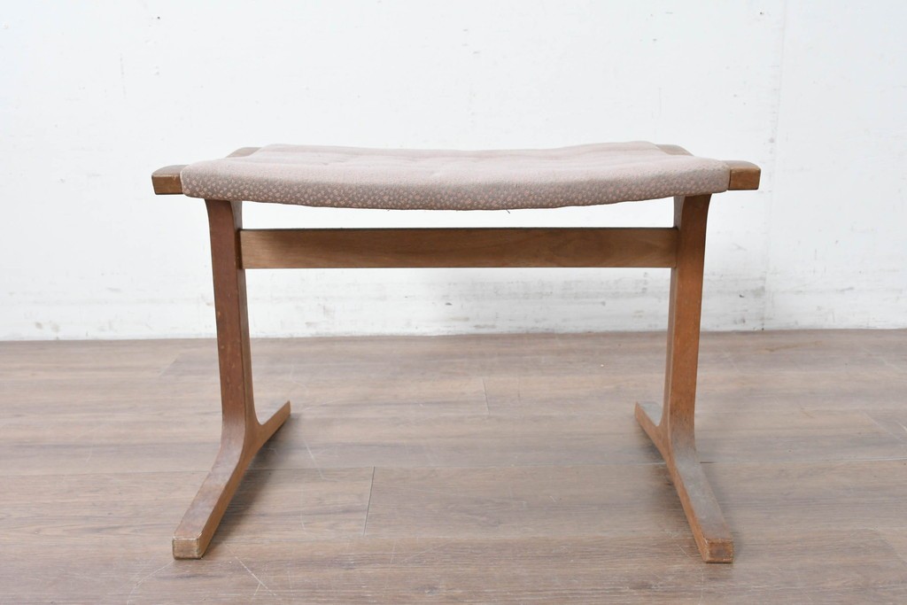 中古　天童木工(Tendo)　ヘロン(HERON)シリーズ　継ぎ目のないサイドフレームが特徴のロッキングチェアとオットマンのセット　(R-086851)