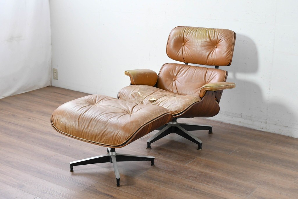 【ジャンク品】　アメリカヴィンテージ　Hermanmiller(ハーマンミラー社)　ローズウッド材　本革シートのイームズラウンジチェア&オットマンのセット　定価約113万円　(R-086852)