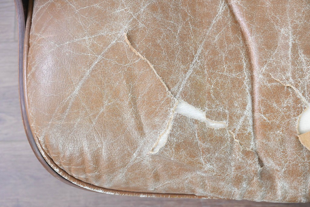 【ジャンク品】　アメリカヴィンテージ　Hermanmiller(ハーマンミラー社)　ローズウッド材　本革シートのイームズラウンジチェア&オットマンのセット　定価約113万円　(R-086852)