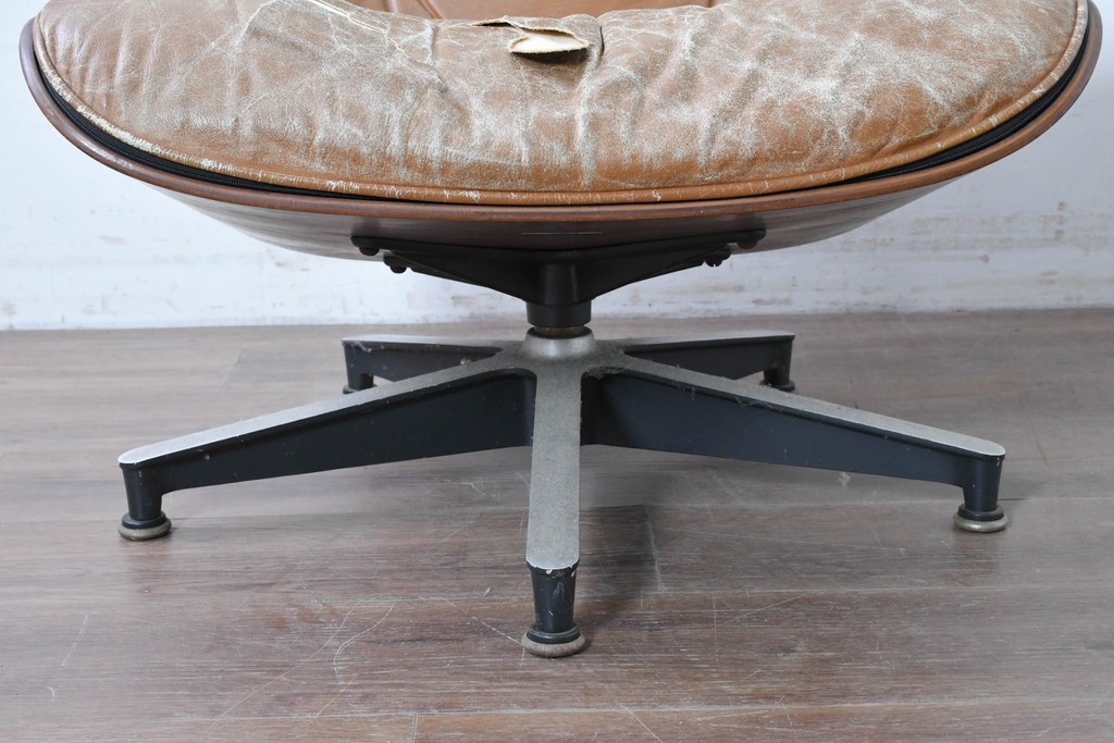 【ジャンク品】　アメリカヴィンテージ　Hermanmiller(ハーマンミラー社)　ローズウッド材　本革シートのイームズラウンジチェア&オットマンのセット　定価約113万円　(R-086852)
