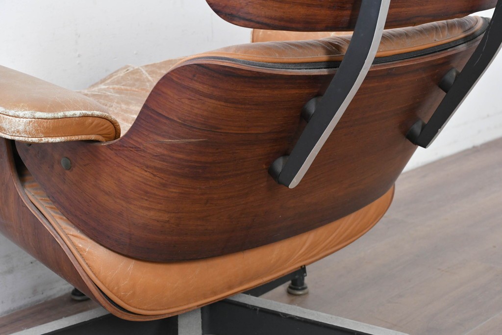 【ジャンク品】　アメリカヴィンテージ　Hermanmiller(ハーマンミラー社)　ローズウッド材　本革シートのイームズラウンジチェア&オットマンのセット　定価約113万円　(R-086852)