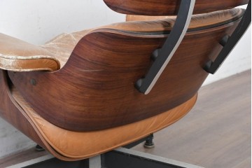 【ジャンク品】　アメリカヴィンテージ　Hermanmiller(ハーマンミラー社)　ローズウッド材　本革シートのイームズラウンジチェア&オットマンのセット　定価約113万円　(R-086852)