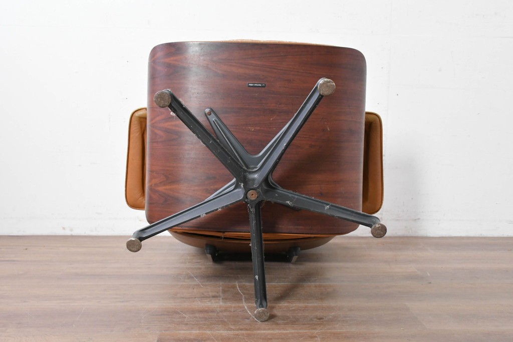 【ジャンク品】　アメリカヴィンテージ　Hermanmiller(ハーマンミラー社)　ローズウッド材　本革シートのイームズラウンジチェア&オットマンのセット　定価約113万円　(R-086852)
