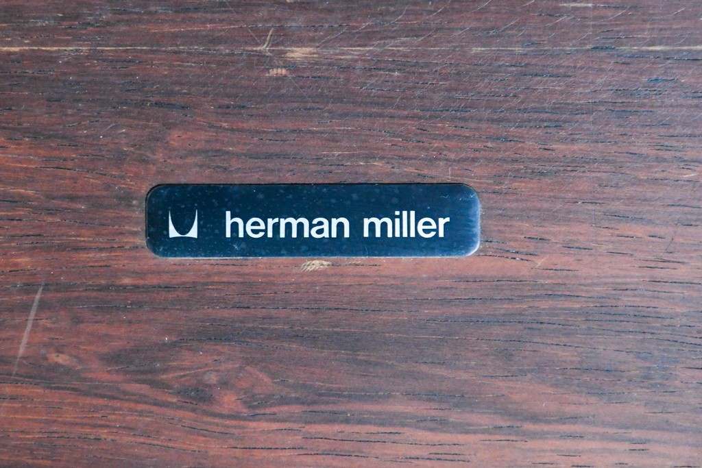 【ジャンク品】　アメリカヴィンテージ　Hermanmiller(ハーマンミラー社)　ローズウッド材　本革シートのイームズラウンジチェア&オットマンのセット　定価約113万円　(R-086852)