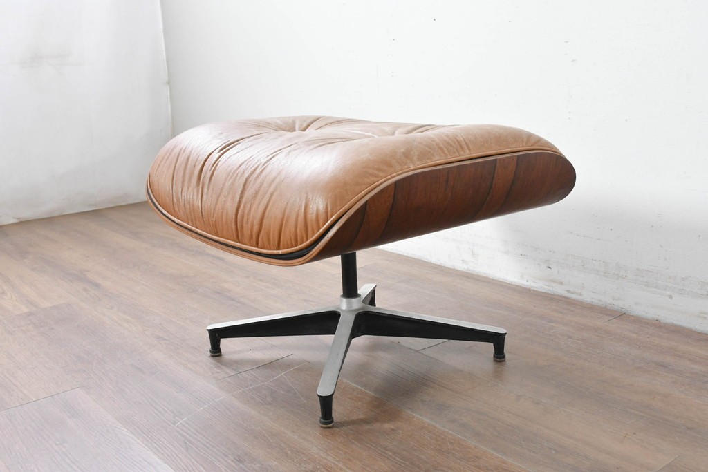 【ジャンク品】　アメリカヴィンテージ　Hermanmiller(ハーマンミラー社)　ローズウッド材　本革シートのイームズラウンジチェア&オットマンのセット　定価約113万円　(R-086852)