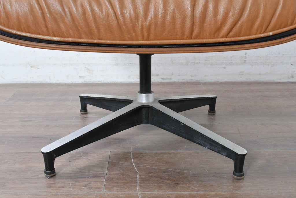 【ジャンク品】　アメリカヴィンテージ　Hermanmiller(ハーマンミラー社)　ローズウッド材　本革シートのイームズラウンジチェア&オットマンのセット　定価約113万円　(R-086852)