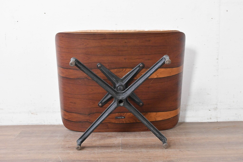 【ジャンク品】　アメリカヴィンテージ　Hermanmiller(ハーマンミラー社)　ローズウッド材　本革シートのイームズラウンジチェア&オットマンのセット　定価約113万円　(R-086852)