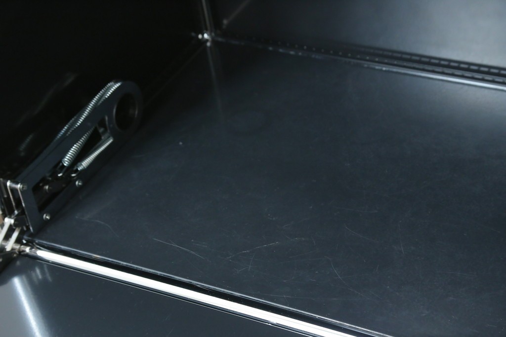 中古　スイス　USMハラー(USM Haller)　ドロップダウンドア収納付きの2段シェルフ　定価約24万円　(R-086855)