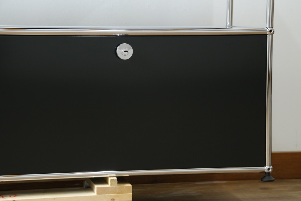 中古　スイス　USMハラー(USM Haller)　ドロップダウンドア収納付きの2段シェルフ　定価約24万円　(R-086855)