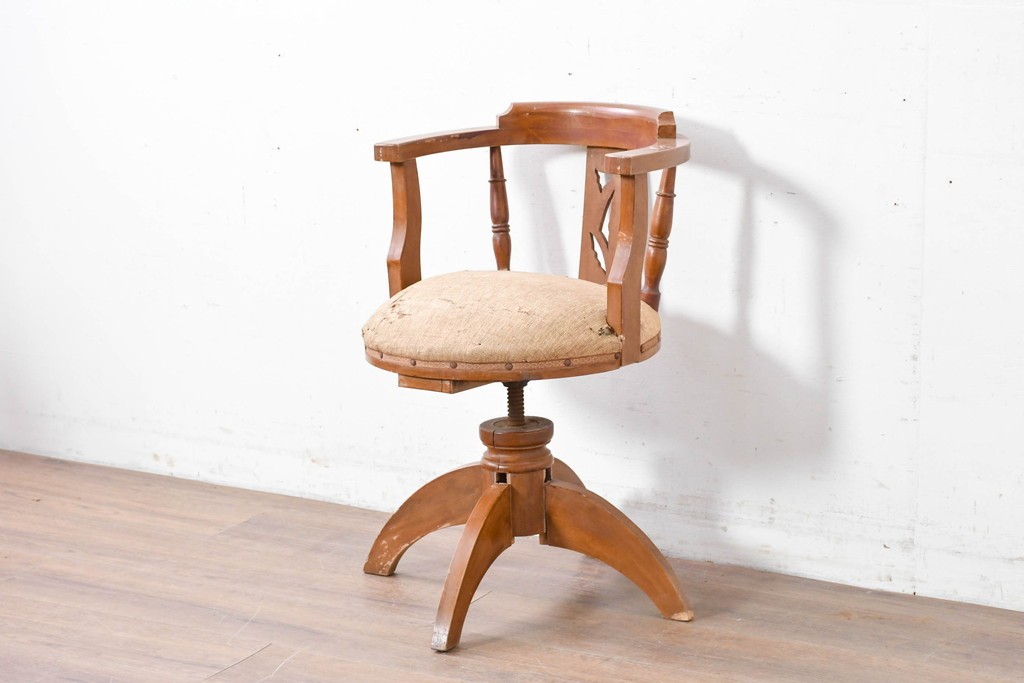 和製アンティーク　草花の透かし意匠がアクセントの回転椅子　(R-086859)