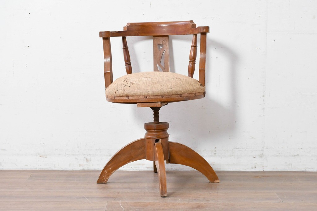 和製アンティーク　草花の透かし意匠がアクセントの回転椅子　(R-086859)