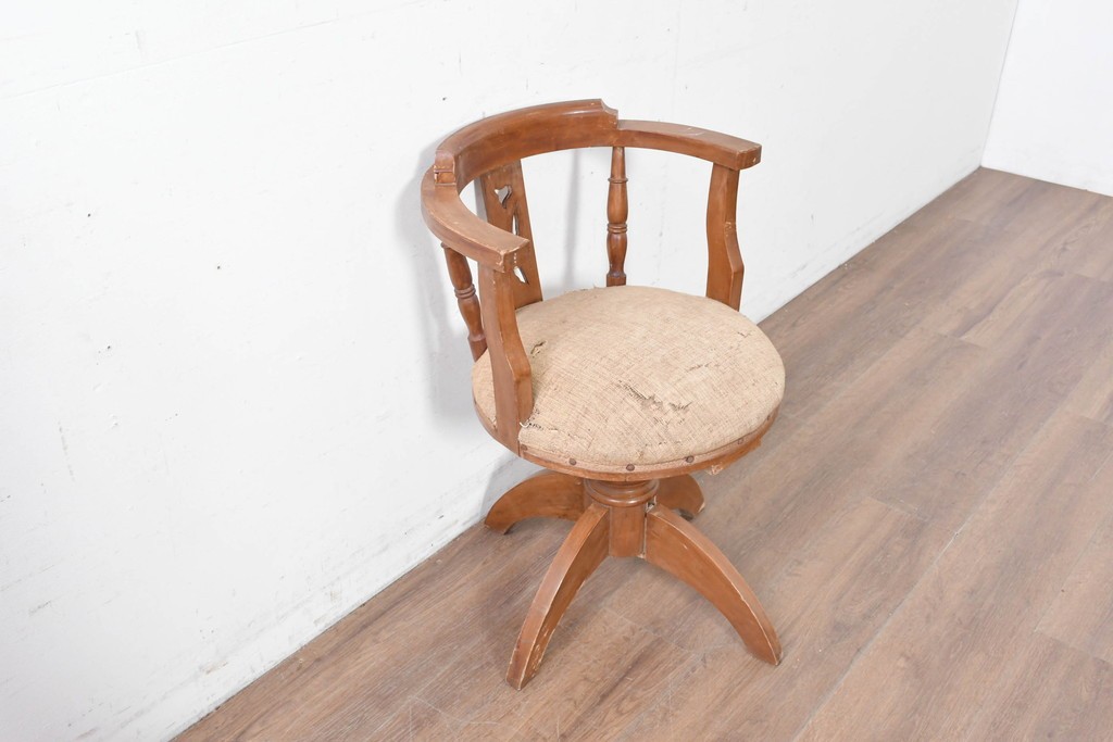 和製アンティーク　草花の透かし意匠がアクセントの回転椅子　(R-086859)