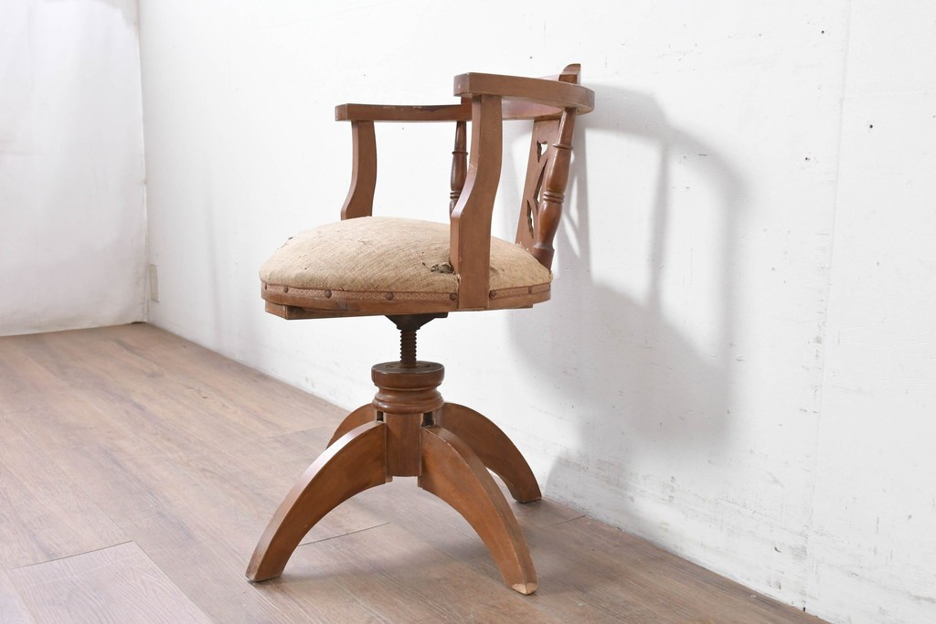 和製アンティーク　草花の透かし意匠がアクセントの回転椅子　(R-086859)