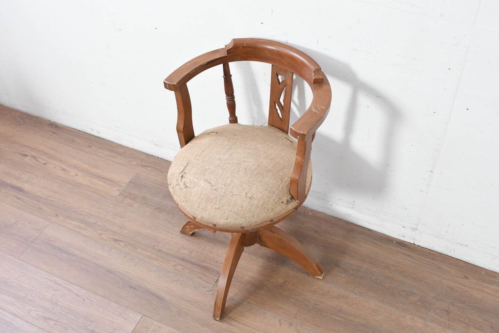 和製アンティーク　草花の透かし意匠がアクセントの回転椅子　(R-086859)