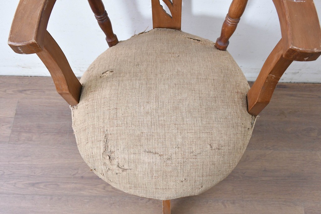 和製アンティーク　草花の透かし意匠がアクセントの回転椅子　(R-086859)