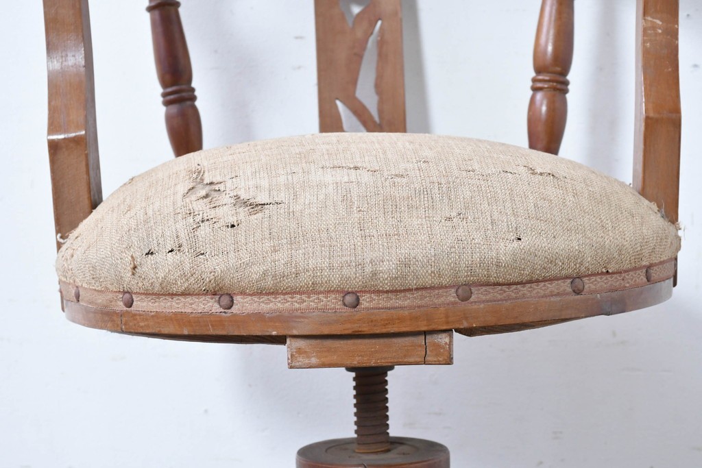 和製アンティーク　草花の透かし意匠がアクセントの回転椅子　(R-086859)