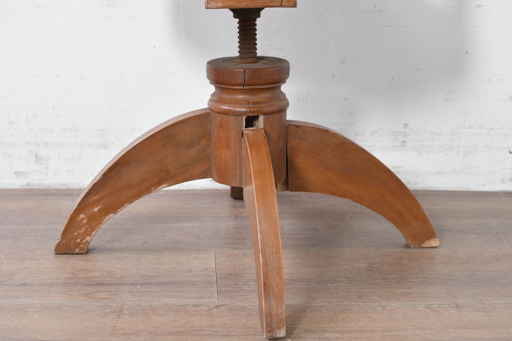 和製アンティーク　草花の透かし意匠がアクセントの回転椅子　(R-086859)