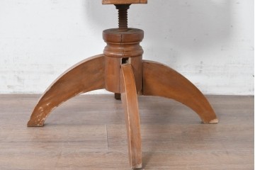 和製アンティーク　草花の透かし意匠がアクセントの回転椅子　(R-086859)