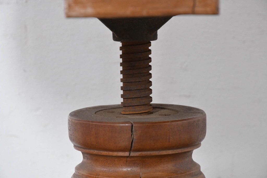 和製アンティーク　草花の透かし意匠がアクセントの回転椅子　(R-086859)