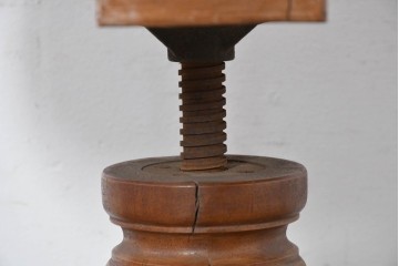 和製アンティーク　草花の透かし意匠がアクセントの回転椅子　(R-086859)