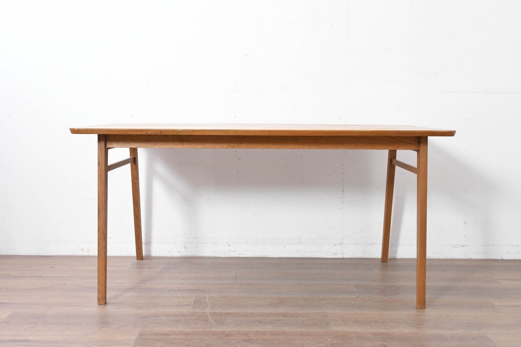 中古　トラックファニチャー(TRUCK FURNITURE)　楢(ナラ)材　無垢材ならではの素朴さが魅力のQUATTRO (クアトロ)ダイニングテーブル　(R-086860)