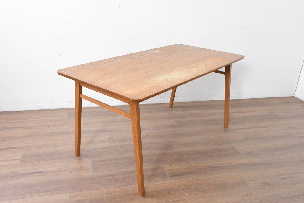 中古　トラックファニチャー(TRUCK FURNITURE)　楢(ナラ)材　無垢材ならではの素朴さが魅力のQUATTRO (クアトロ)ダイニングテーブル　(R-086860)