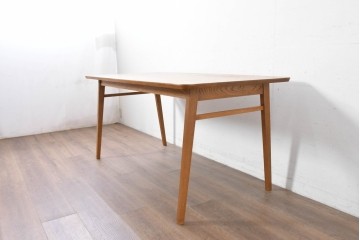 中古　トラックファニチャー(TRUCK FURNITURE)　楢(ナラ)材　無垢材ならではの素朴さが魅力のQUATTRO (クアトロ)ダイニングテーブル　(R-086860)