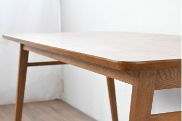 中古　トラックファニチャー(TRUCK FURNITURE)　楢(ナラ)材　無垢材ならではの素朴さが魅力のQUATTRO (クアトロ)ダイニングテーブル　(R-086860)