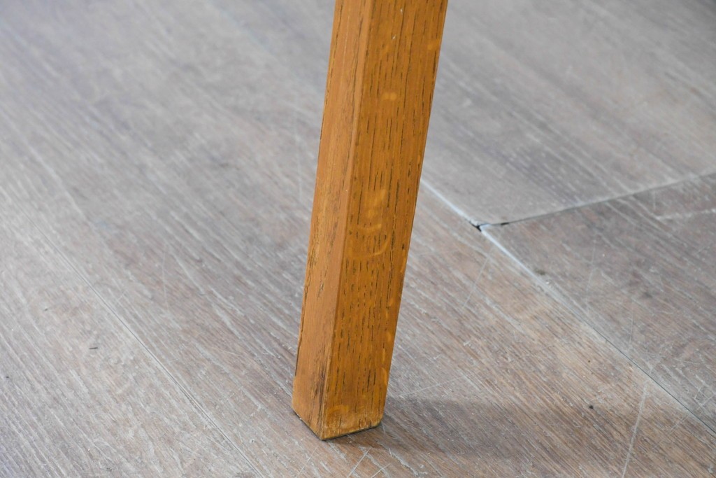 中古　トラックファニチャー(TRUCK FURNITURE)　楢(ナラ)材　無垢材ならではの素朴さが魅力のQUATTRO (クアトロ)ダイニングテーブル　(R-086860)