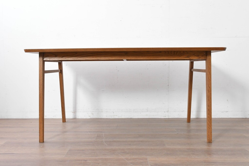 中古　トラックファニチャー(TRUCK FURNITURE)　楢(ナラ)材　無垢材ならではの素朴さが魅力のQUATTRO (クアトロ)ダイニングテーブル　(R-086860)