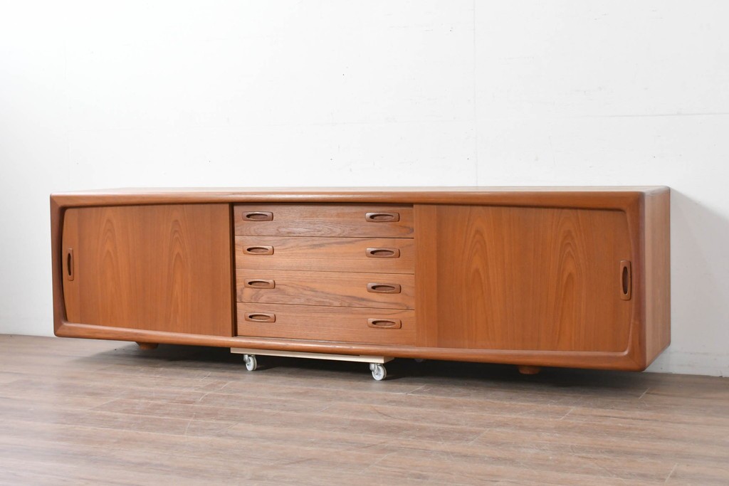 デンマークヴィンテージ　H.P. Hansen(H.P.ハンセン)　チーク材　脚欠損　滑らかなカーブを描くフレームのサイドボード　(R-086862)