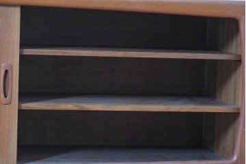 デンマークヴィンテージ　H.P. Hansen(H.P.ハンセン)　チーク材　脚欠損　滑らかなカーブを描くフレームのサイドボード　(R-086862)