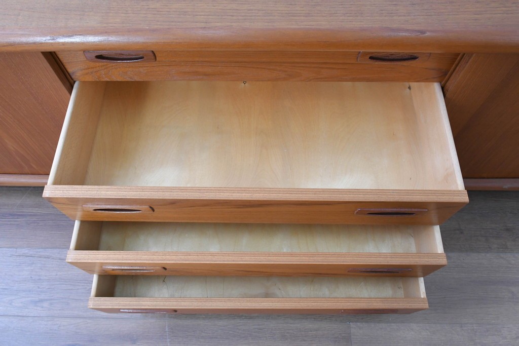 デンマークヴィンテージ　H.P. Hansen(H.P.ハンセン)　チーク材　脚欠損　滑らかなカーブを描くフレームのサイドボード　(R-086862)