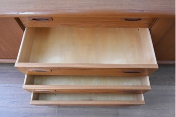 デンマークヴィンテージ　H.P. Hansen(H.P.ハンセン)　チーク材　脚欠損　滑らかなカーブを描くフレームのサイドボード　(R-086862)